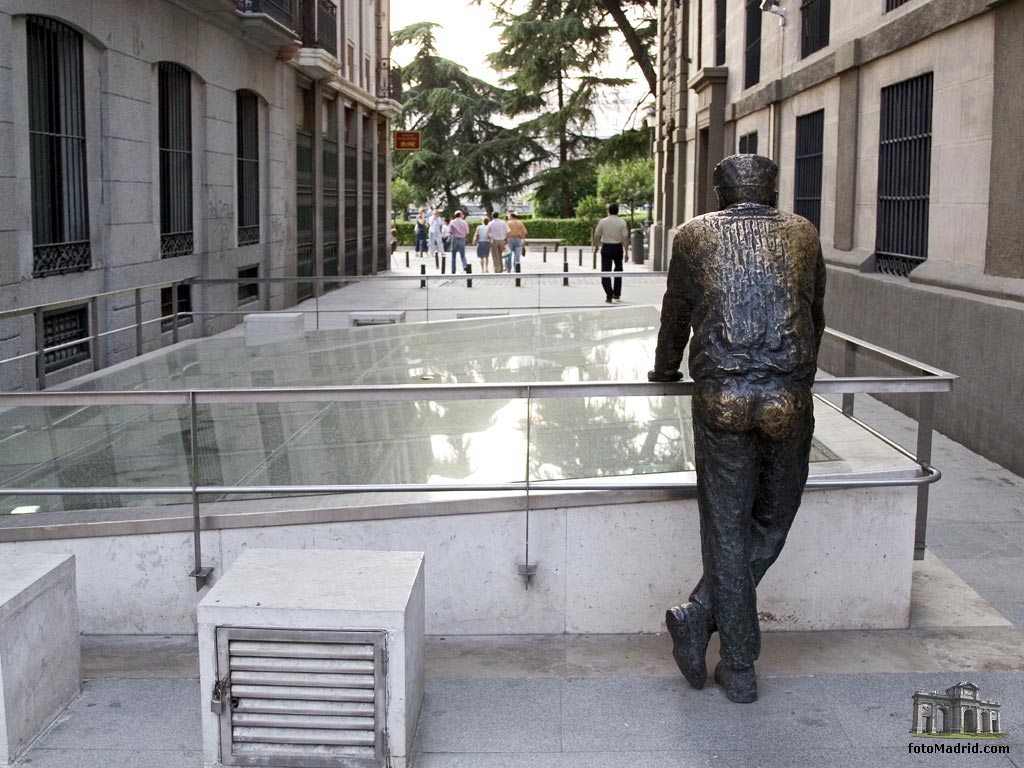 Estatua, Calle de la Almudena