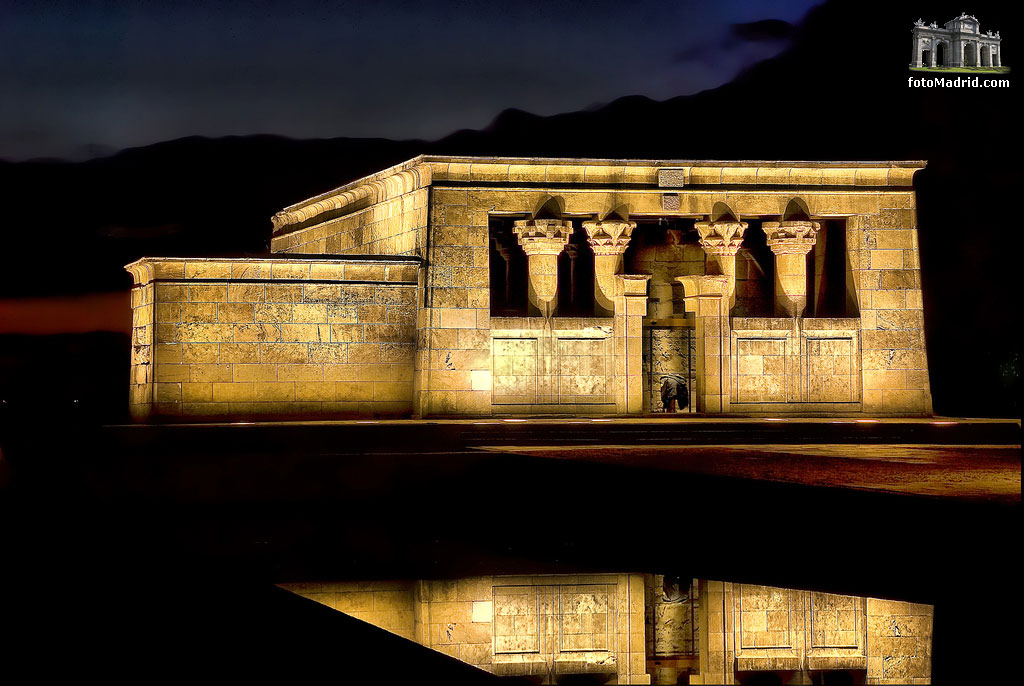 Templo de Debod iluminado de noche