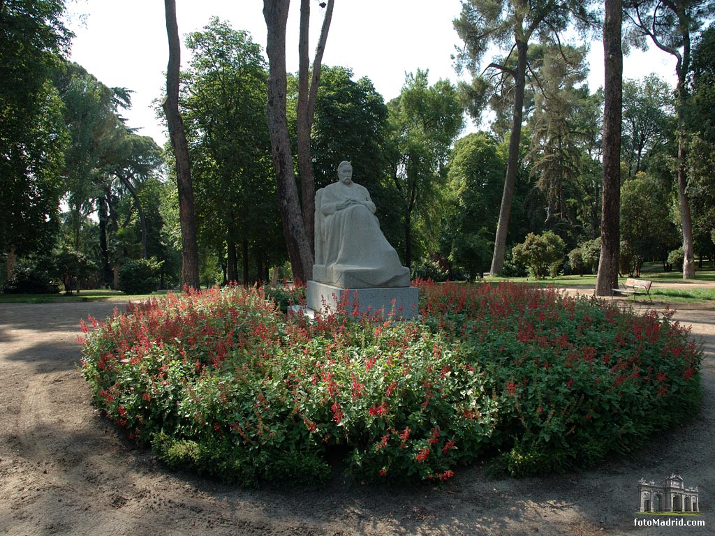 Monumento a Benito Prez Galdos