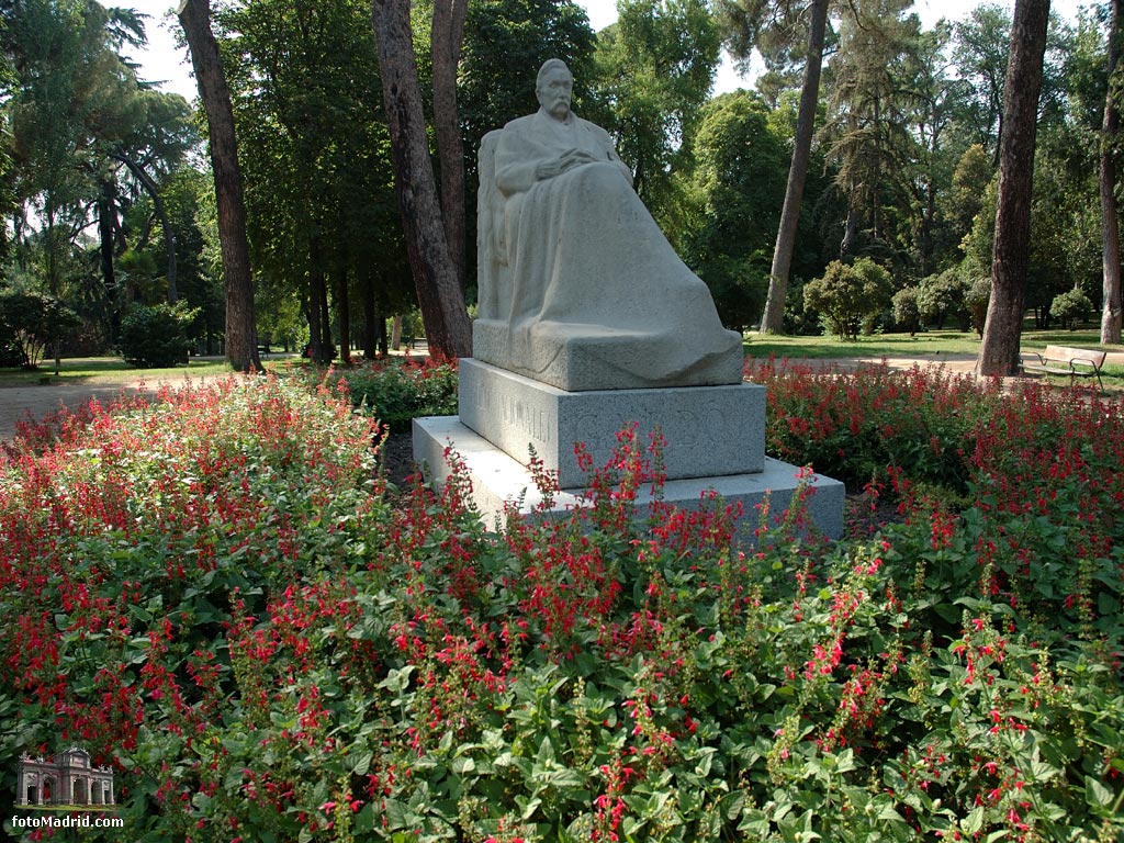 Monumento a Benito Prez Galdos