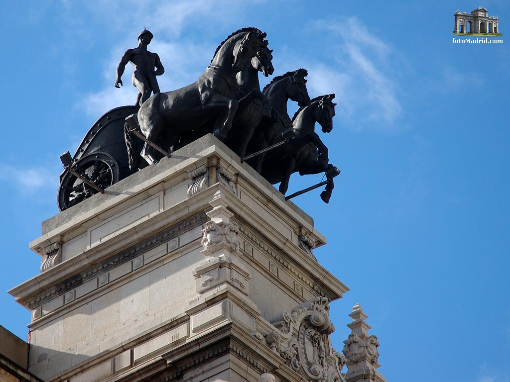 Cudrigas sobre el edificio del BBVA