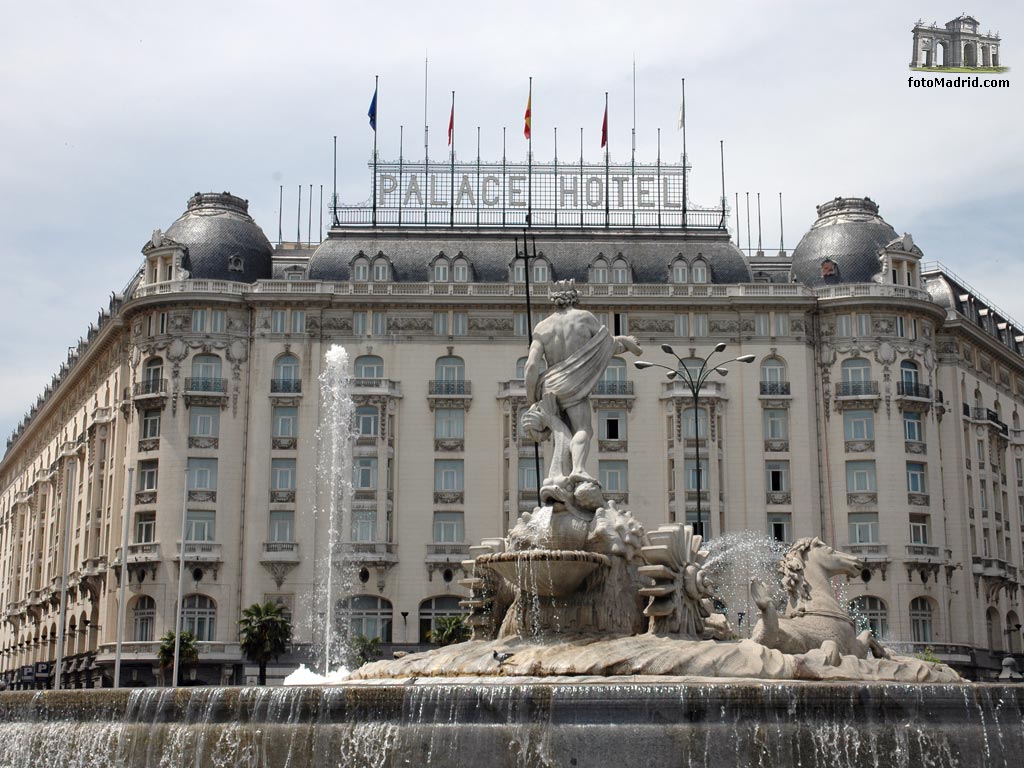 Fuente de Neptuno y Hotel Palace