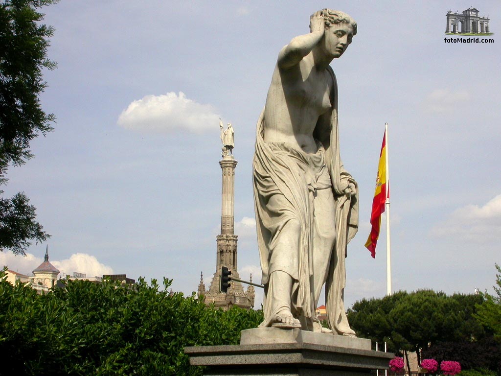 Estatua cercana a Coln