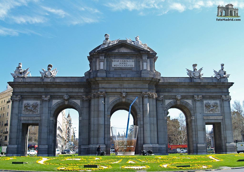 Puerta de Alcal. Da del agua