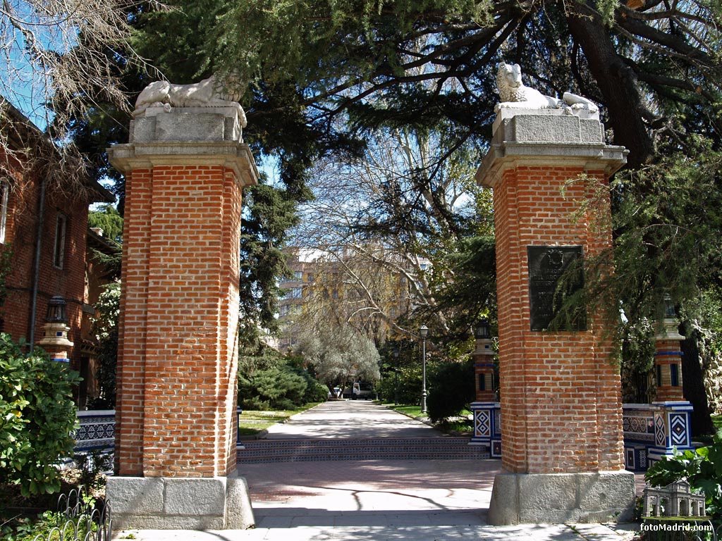 Entrada a la antigua Casa de Fieras