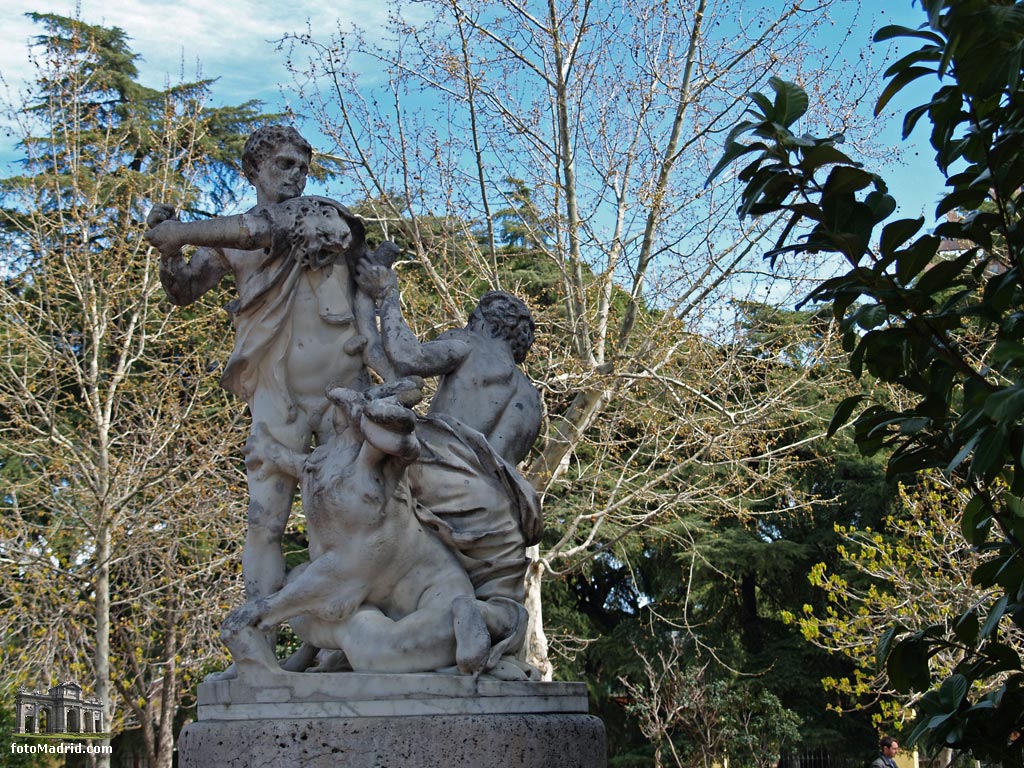 Detalle de un monumento en El Retiro