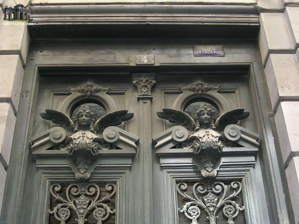 Puertas adornadas en Fuencarral 4