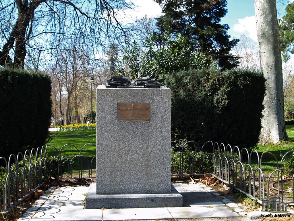 Monumento a Tierno Galv�n. El Retiro